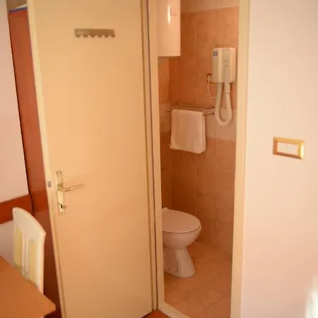 Apartments Larsen Omiš Exterior foto
