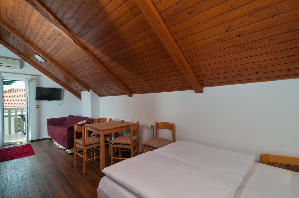 Larsen Apartment *