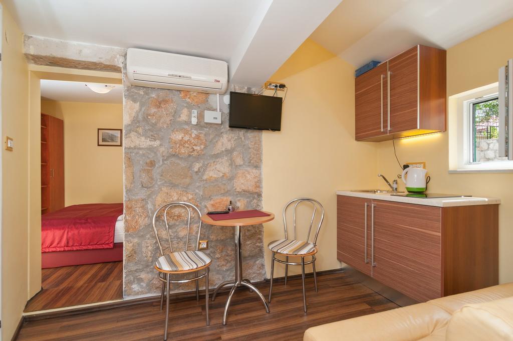 Larsen Apartment *