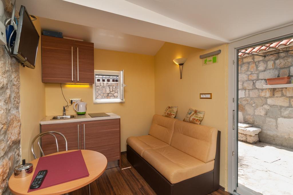 Larsen Apartment *