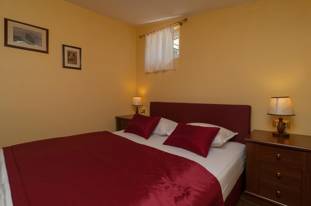 Apartment Larsen Omis