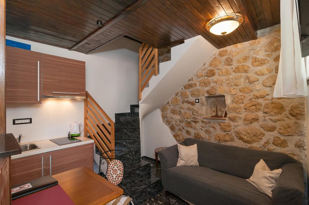 Larsen Apartment *